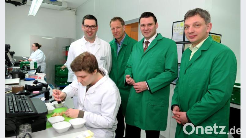 Dr. Andreas Kneißler (links) führte Manuel Lischka, Thomas Ebeling und Christian Meyer (von rechts) durch sein Labor, das Lebensmittel, Trinkwasser und Futtermittel prüft. Bild: Hirsch