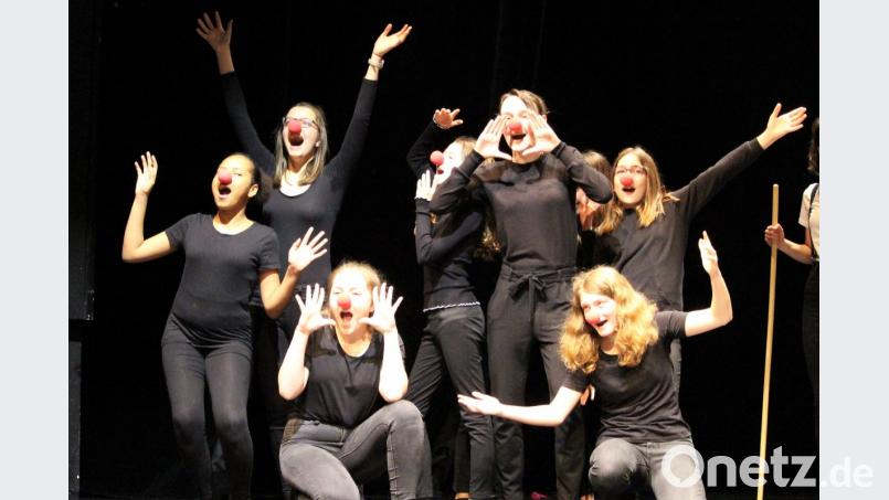 Erzwungener Spaß hat auch einmal ein Loch. Nein, das ist wohl kaum der Weg zum Glück der Theatergruppe von der Franz-Xaver-von-Schönwerth-Realschule. Bild: Dagmar Williamson