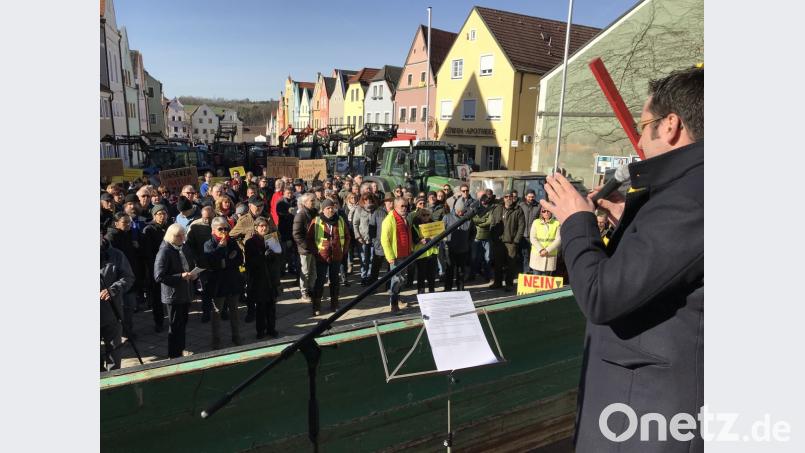 MdL Tobias Gotthardt (FW) ist wieder der einzige Politiker auf dem Podium; er bittet seine Kollegen der anderen Parteien, ebenfalls Gesicht zu zeigen. Die Demonstration auf dem Stadtplatz wird flankiert von einer beachtlichen Zahl von Bauern mit großen und kleinen Schleppern. Bild: eig