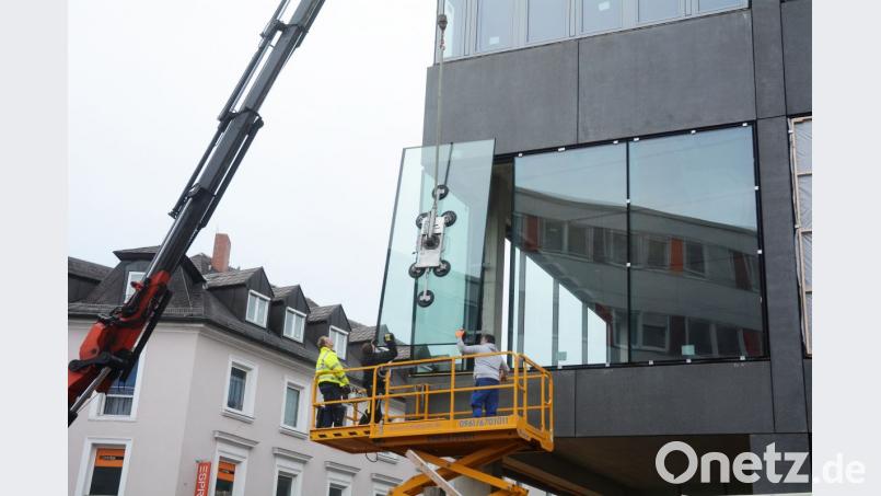 Passgenau setzen die Arbeiter Fenster um Fenster in die Front des Nordoberpfalz-Centers. Bild: Gabi Schönberger