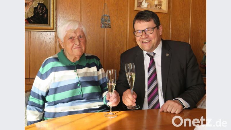 Thomas Falter gratulierte Maria Eichenseher am Samstag zum 99. Geburtstag. Bild: Hirsch