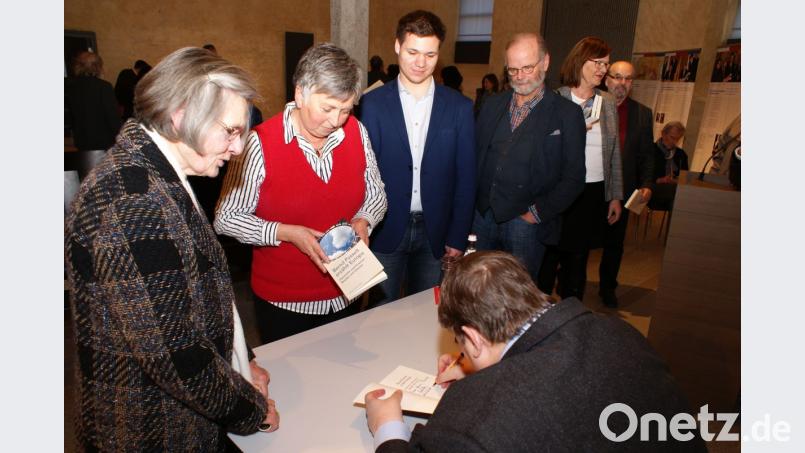 Viele Besucher nützten die Siegnierstunde. Bernd Posselt schrieb allen eine persönliche Anmerkung das Buch. Bild: eib