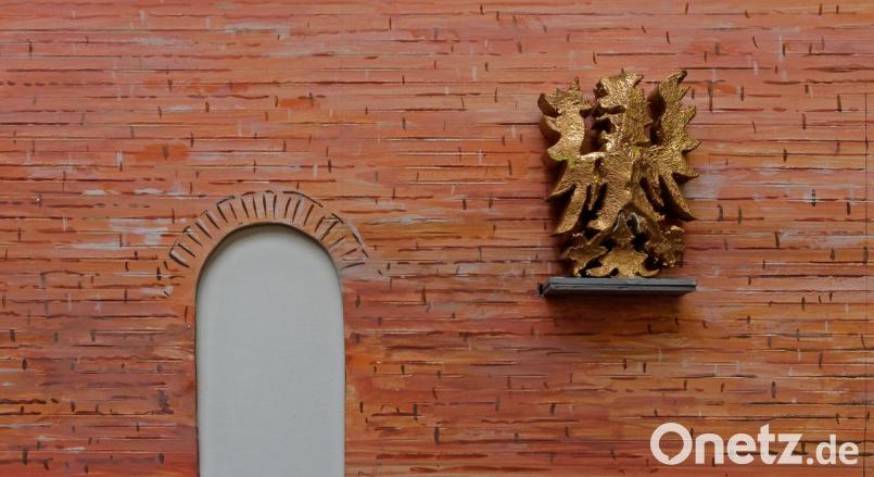 Das Modell der freigelegten historischen Ziegelwand im Erbendorfer Rathaus mit vergoldetem Stadtadler aus Holz. Bild: tr