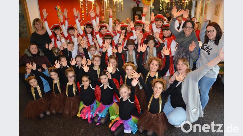Gute Laune brachten die 45 Kinder des "Gaudiwurms" und des TuS Mitterteich am Donnerstagnachmittag ins Cafe des Mehrgenerationenhauses, als sie mit Garde- und Showtänzen die Besucher begeisterten. AWO-Geschäftsführerin Angelika Würner (links) bedankte sich bei den Kindern mit süßen Aufmerksamkeiten. Bild: jr