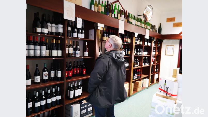 Kunde vor dem Weinregal: Immer eine große Auswahl hervorragender Weine auf Lager Bild: Thomas Dobler