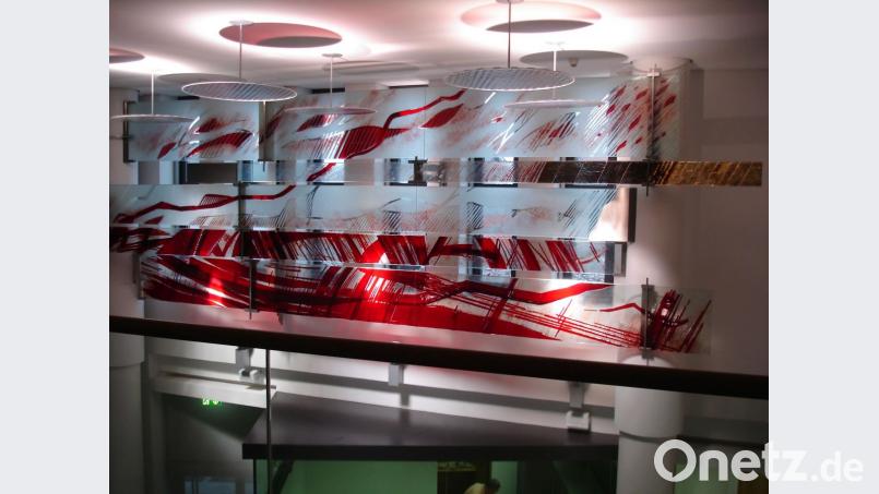„Tendenz“ heißt das Glaskunstwerk, das Otte 2006 für die Stadtsparkasse in Weiden gefertigt hat. Bild: exb