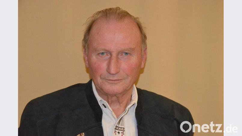Gerhard Specht von der TG Neunkirchen wurde für den Weltmeistertitel im Mixed mit Joy Righter (AK 80) mit Plakette und Nadel in Gold ausgezeichnet. Bild: Kunz