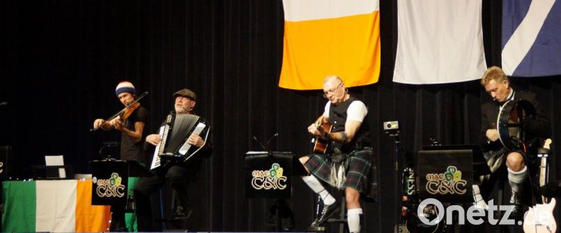 Schottisch-irische Lebensfreude vermittelten MacC&C-Celtic Four mit ihrer Musik den begeisterten Gästen in der Schwarzachtalhalle. Bild: weu