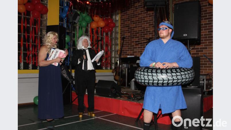 Gerhard Haberl und seine Assistentin stellten den „Meerestraum Seenot“ als Neuheit in der Modewelt vor. Bild: frd