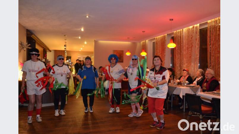 Mitglieder des Frauenbund traten als Sportlerinnen beim Frauenfasching im Cafe Eger auf. Bild: gi