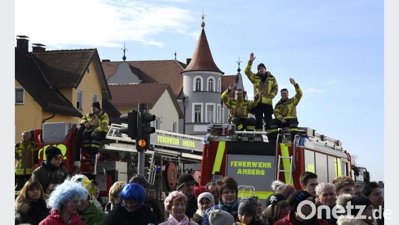 Das sind keine verkleideten Faschingsfreunde auf ihrem Motivwagen. Das sind echte Feuerwehrleute. Bild: Petra Hartl