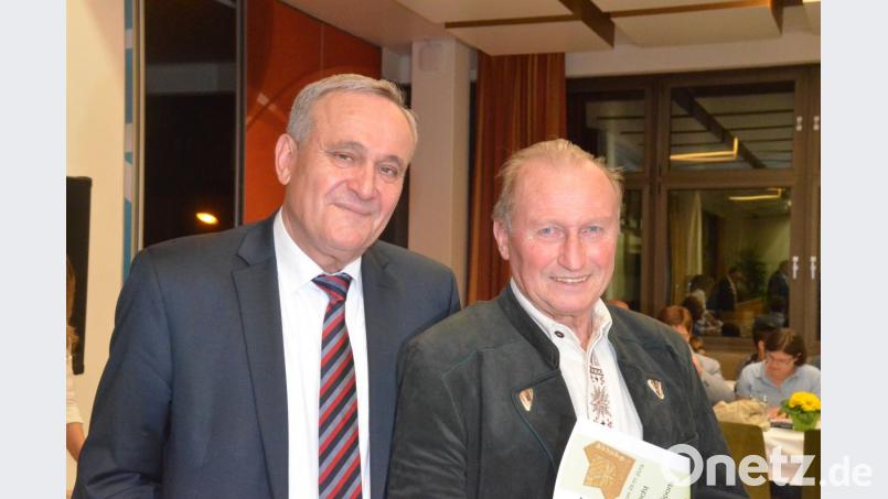 OB Kurt Seggewiß gratuliert Gerhard Specht von der TG Neunkirchen für den Weltmeistertitel im Mixed mit Joy Righter (AK 80). Er bekam Plakette und Nadel in Gold. Bild: Kunz