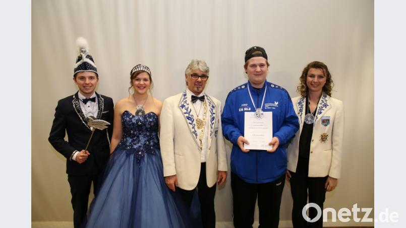 Maximilian Fried (Zweiter von rechts) erhält Präsident Dieter Streber (Mitte) den Ehrenorden des Landesverbandes Ostbayern. Gratulanten sind Vize-Präsidentin Denise Forster (rechts) und das Prinzenpaar Stefanie I. und Norman I. Bild: egl
