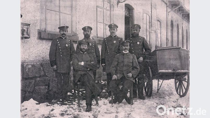 Der Postbetrieb im Gasthof „Bayerischer Hof“ war längst zur Gewohnheit geworden. An einem Wintertag trafen sich die königlich bayerischen Postbediensteten vor dem Gasthaus (rechts der Bayer-Saal), um dort ein Gruppenfoto zu schießen. Repro: wro