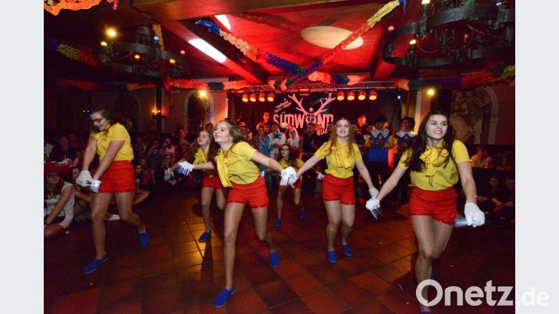 Das Publikum honoriert die mitreißenden Auftritte der Garden mit viel Applaus. Bild: bey