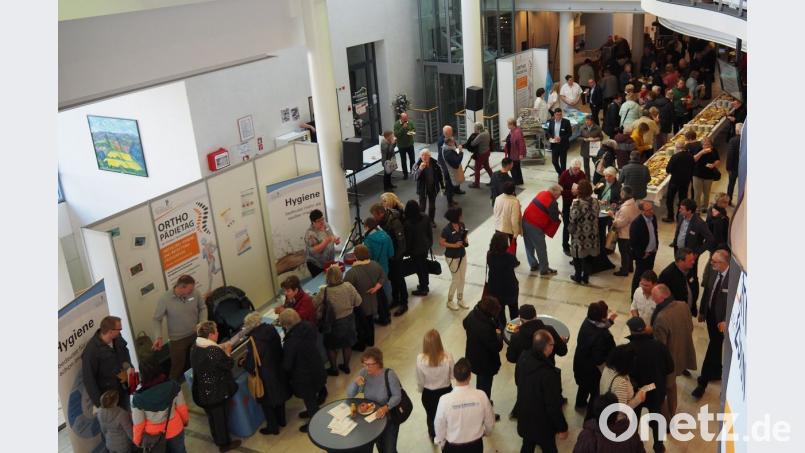 Dichtes Gedränge herrschte vor den Ausstellungsständen in der Max-Reger-Halle. Bild: Bühner
