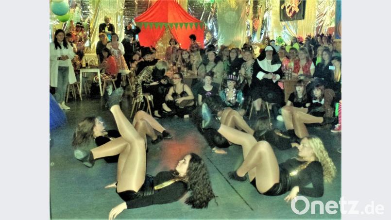 Tanzen, Hüpfen, Schweben, Liegen – alles ist drin, wenn die Kohlberger Faschingsgarden ihre Showtänze gekonnt auf's Parkett brngen. Bild: jml