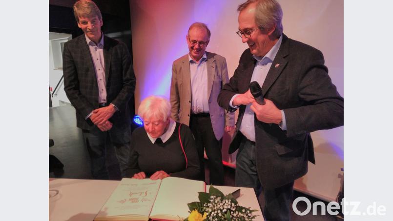 Renate Schmidts Eintrag ins Goldene Buch verfolgen Michael Rischke, Siegfried Kratzer und Franz Mädler. Bild: mma