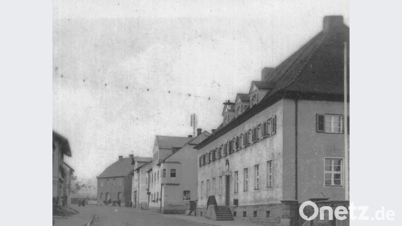 Anfang der 1930er Jahre war das Postamt am Bahnhofsplatz bereits wieder zu klein geworden. 1934 wurde daher ein neues Gebäude (vorne rechts) an der Bahnhofstraße errichtet. Das Bild dürfte Ende der 1950er Jahre gemacht worden sein. Repro: wro