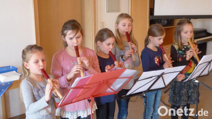 Die Kinderflötengruppe bereichert den Pfarrfamiliennachmittag. Bild: jow