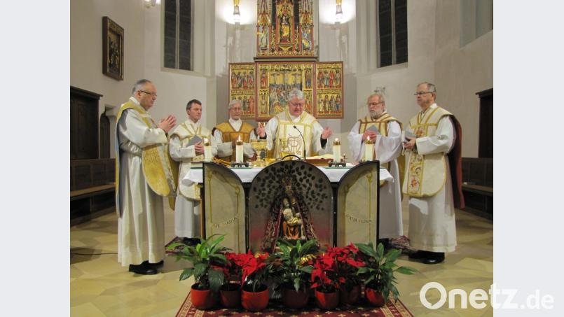 Stadtpfarrer Georg Flierl, Kaplan Paul Gebendorfer, Pater Klaus Kniffki, Pfarrer Karl-Dieter Schmidt, Pater Benedikt Leitmayr, Pfarrer Martin Neumaier (von links) bei der Monatswallfahrt in Tirschenreuth. Bild: mdö