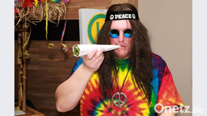 Das der Feuerwehrball so gut gelaufen ist, liegt auch an der "Heavy-Stimmung" von Kommandanten Bernhard Schmidt, der als Hippie kam. Bild: njn