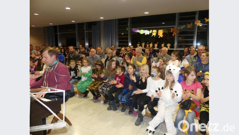 Programmgestalter Joachim Steppert verstand es, beim Faschingskonzert Jung und Alt mitzureißen. Bild: rn