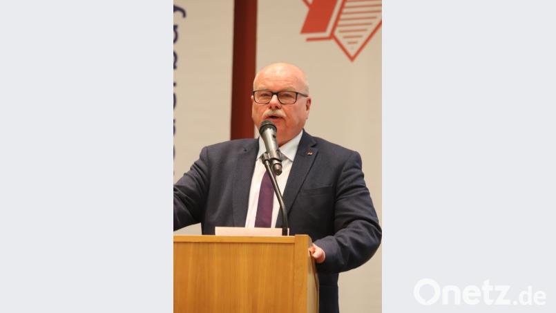 Dritter Bürgermeister Hans-Jürgen Reitzenstein lobt das Engagement der Jugendlichen, und schätzt ihr Engagement zum Thema Nachhaltigkeit, das sie mit Schautafeln leicht verständlich erklären. Bild: mfh