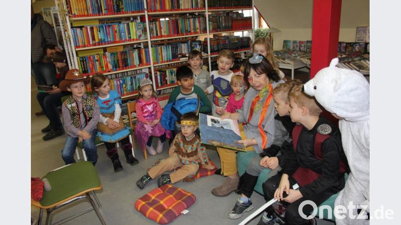 Bunt maskiert verfolgten die Kinder die Geschichte vom Durcheinander im Märchenwald. Lesepatin Carola Wittek verstand es, die Kleinen zu fesseln, die über die Vertauschungen viel lachen mussten. Bild: frd