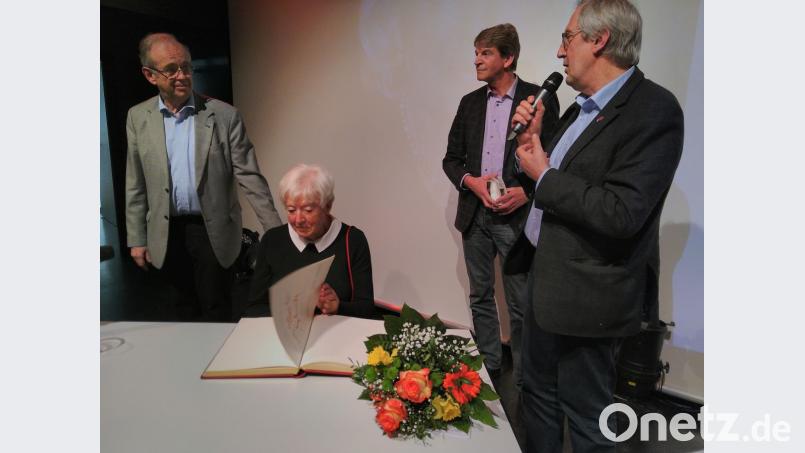 Siegfried Kratzer dankte Renate Schmidt, welche Michael Rischke und Franz Mädler um einen Eintrag ins Goldene Buch der Gemeinde baten. Bild: mma