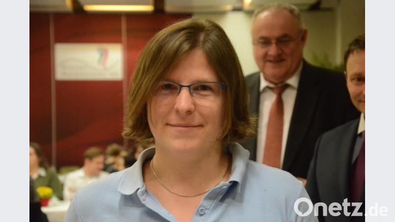 Plakette und Nadel in Silber gingen an Jutta Wilke (DLRG), die Bayerische Meisterin im Rettungsschwimmen wurde. Bild: Kunz
