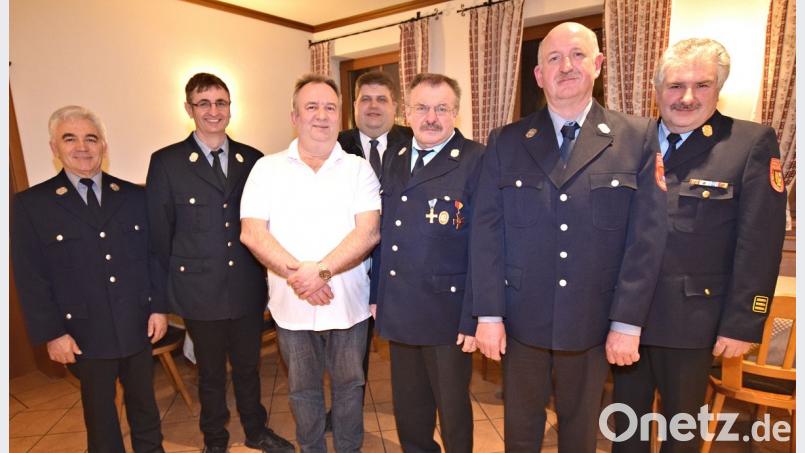 Besondere Ehrungen von aktiven Mitgliedern bei der Angfelder Wehr: Von links Vorsitzender Hans Pickel, Kommandant Klaus Kölbel, Hans-Dieter Schmidt (40 Jahre aktiv), Bürgermeister Dieter Dehling, Gerhard Übler (nach 48 Jahren ausgeschieden), Willi Pickel (40 Jahre aktiv) und Kreisbrandinspektor Hans Sperber. Bild: no