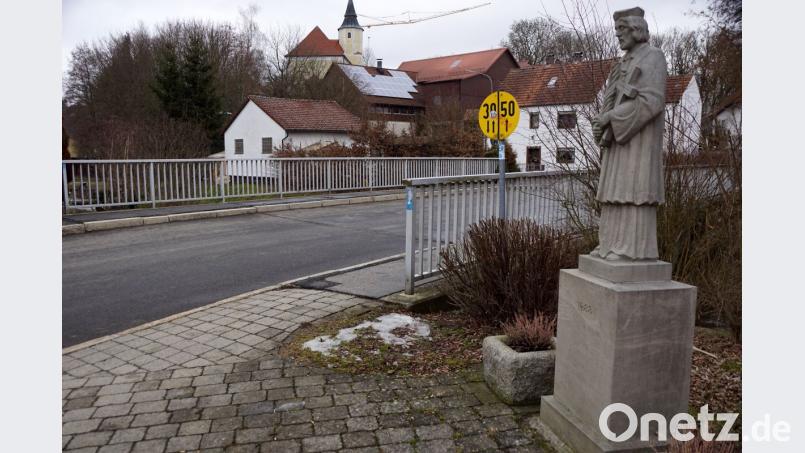 Die Brücke über die Haidenaab sollte längst saniert werden. Nun befürchten die Bürger eine Gewichtsbeschränkung von 12 Tonnen. Da blieb die Frage, müssen die Landwirte künftig über Wirbenz zu ihren Feldern fahren? Vielleicht kann es der Brückenheilige noch verhindern. Bild: bkr