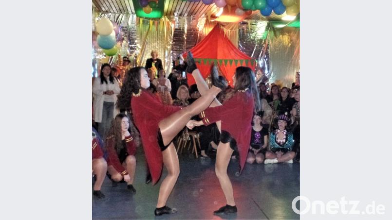 Zeigt her eure Beine! Die Kohlberger Faschingsgarde-Mädchen können's auch akrobatisch! Bild: jml