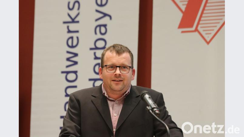 Innungsobermeister Daniel Hirsch weist darauf hin, dass Marketing im regionalen Bereich vor allem von Persönlichkeit und Qualität bestimmt wird. Er spricht sich gegen die Bürokratisierung des Handwerks aus und weist auf den Fachkräftemangel hin. Bild: mfh