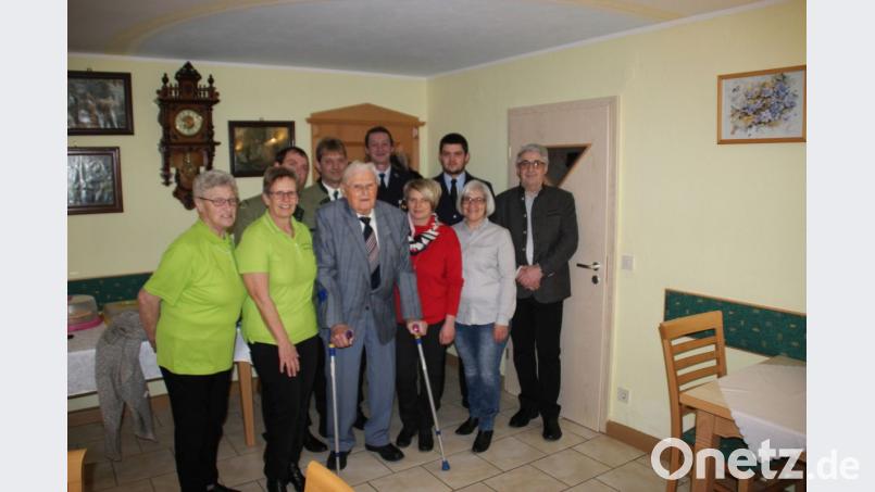 Alois Ebner (85) freut sich zu seinem Ehrentag über viele Gratulanten. Auch Dritter Bürgermeister Michael Albang (rechts) wünschte viel Gesundheit für die nächsten Jahre. Bild: mad