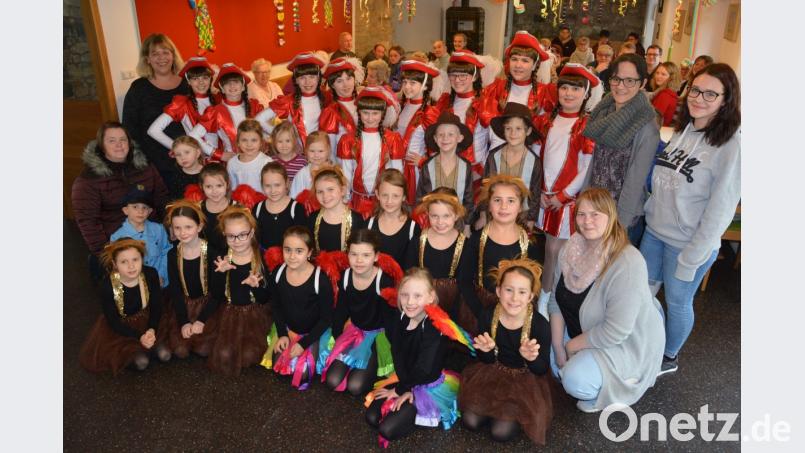 Gute Laune brachten die 45 Kinder des &quot;Gaudiwurms&quot; und des TuS Mitterteich am Donnerstagnachmittag ins Cafe des Mehrgenerationenhauses, als sie mit Garde- und Showtänzen die Besucher begeisterten. AWO-Geschäftsführerin Angelika Würner (links) bedankte sich bei den Kindern mit süßen Aufmerksamkeiten. Bild: jr