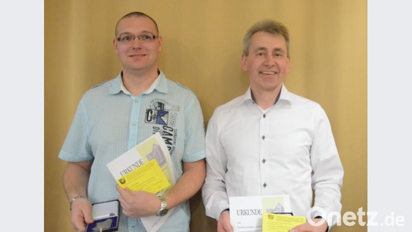 Die Bayerischen Meister vom 1. Athletenclub Weiden im Gewichtheben Martin Besler (links) und Jürgen Schemmel bekamen Plaketten und Nadeln in Silber. Bild: Kunz