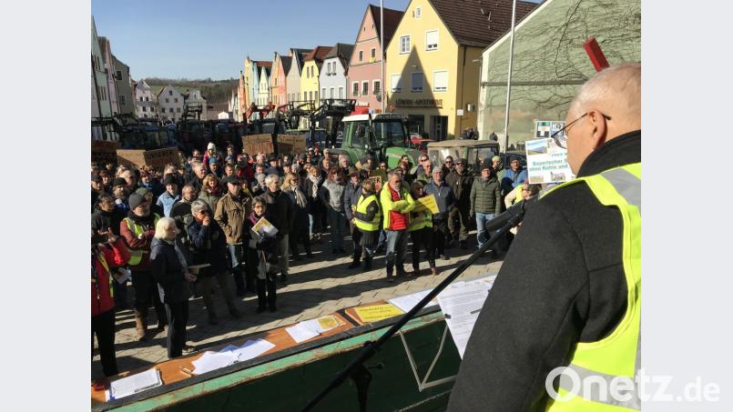 Der Sprecher der Neustädter Bürgerinitiative gegen den Süd-Ost-Link, Josef Langgärtner, geißelt die Novelle des Netzausbaubeschleunigungsgesetzes. Die Demonstration vor dem Landratsamt wird begleitet von einer beachtlichen Zahl von Bauern auf großen und kleinen Schleppern. Bild: eig