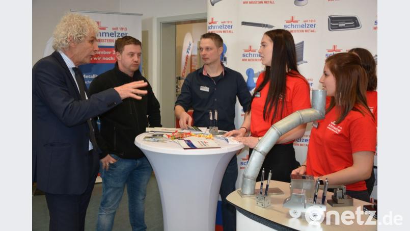 Landrat Wolfgang Lippert (links) am Stand der Waldershofer Firma Schmelzer. Bild: jr