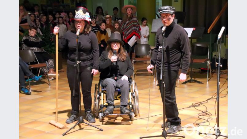 Diese drei Schornsteinfeger trugen in passender Kostümierung das &quot;Chim Chim Cheree&quot; aus dem Musical &quot;Mary Poppins&quot; vor. Bild: cog