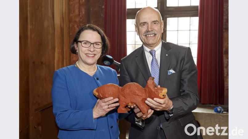 Zum 70. Geburtstag überreichte Bürgermeisterin Gertrud Maltz-Schwarzfischer dem früheren Oberbürgermeister Hans Schaidinger einen Fuchs als Holzskulptur. Bild: Stadt Regensburg, Stefan Effenhauser