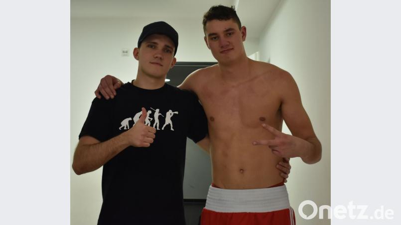 Betreuer Manuel Propp (links) mit Vladislav Schefer, der ostbayerischer Meister der Männer bis 81 kg wurde. Bild: mzi