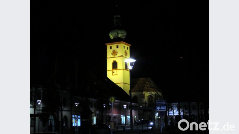 Die beleuchtete Stadtpfarrkirche ist natürlich ein attraktiver Hingucker im nächtlichen Tirschenreuth. Peter Postler stellt allerdings infrage, ob das noch zeitgemäß sei. Er wünscht sich für die Kreisstadt einen &quot;Dark Sky Park&quot;. Bild: ubb