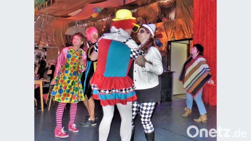 Fantasievolle Kostüme und fröhliche Tänzerinnen auf dem Parkett. Bild: jml