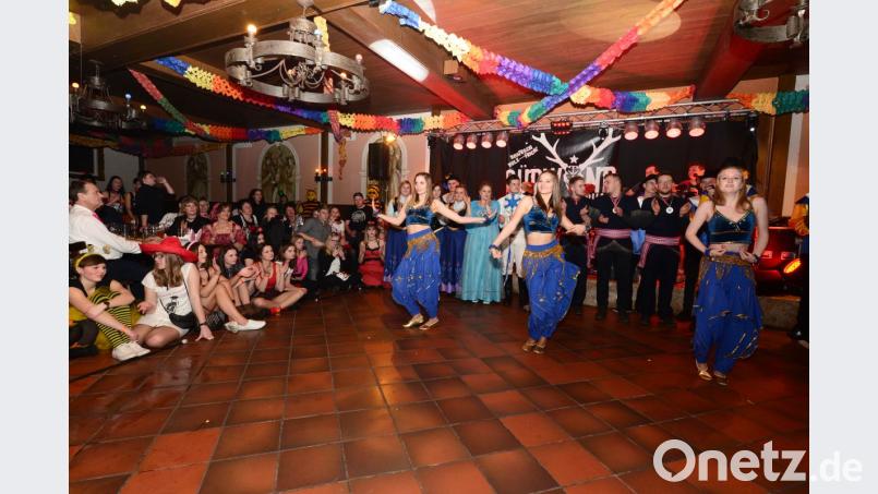 Unbestrittener Höhepunkt des gemeinsamen Faschingsballes von Männergesangverein und Freiwilliger Feuerwehr ist die Mitternachtsshow der Prinzengarde mit ständig wechselnden Auftritten und einen unendlich scheinenden Kostümfundes. Bild: bey