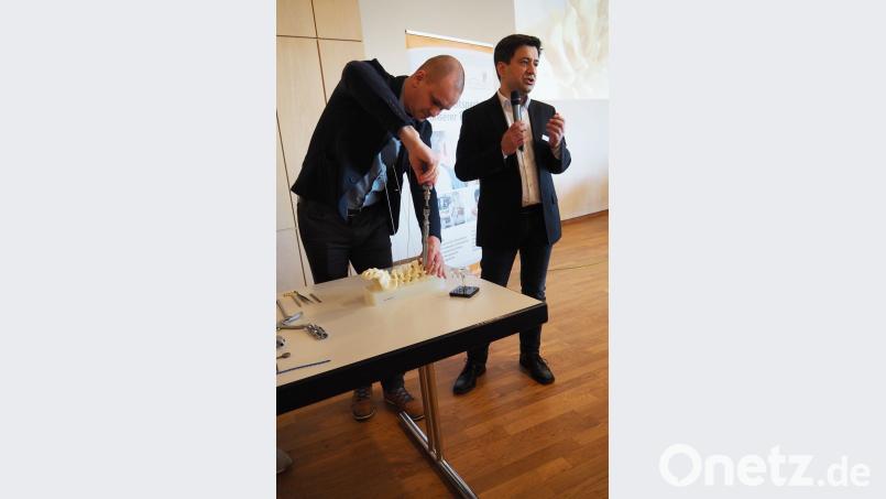 Die "Live-OP" mit Dr. Jindrich Sebor (links) und Ahmet Mestan konnte von den Zuschauern vergrößert an der Leinwand verfolgt werden. Bild: Bühner