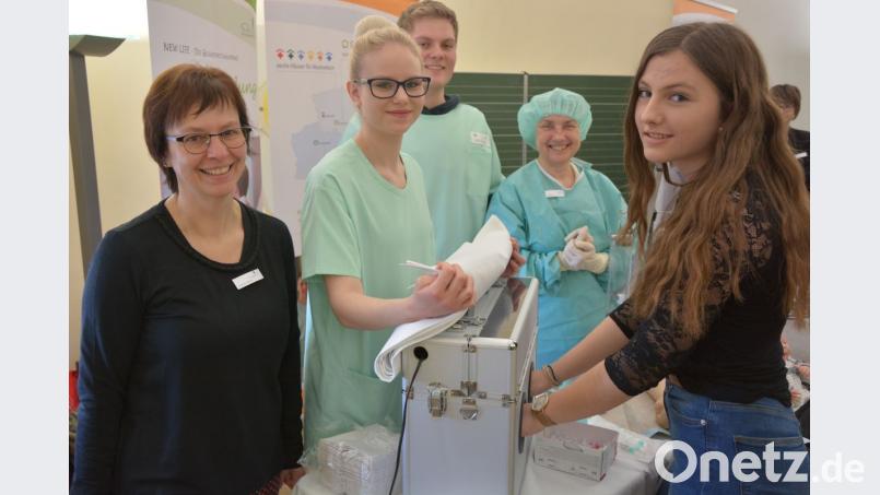 Mit einer Handdesinfektion bei den Kliniken AG fängt jeder Start im Beruf an. Bild: jr