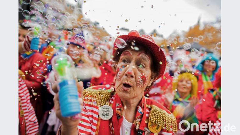 Amberg biegt am Sonntag auf die Zielgerade dieser langen Faschingssaison ein. Der Ostbayerische Faschingszug schlängelt sich durch die Stadt. Bild: Rolf Vennenbernd
