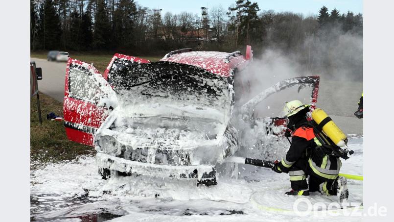 Einsatzkräfte der FW Auerbach beim Löschen. Bild: jma